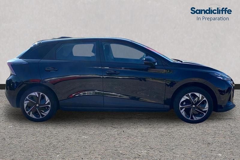 Begagnad MG MG4 EV SE 319 kW (435 HK) 2024 Svart Halvkombi