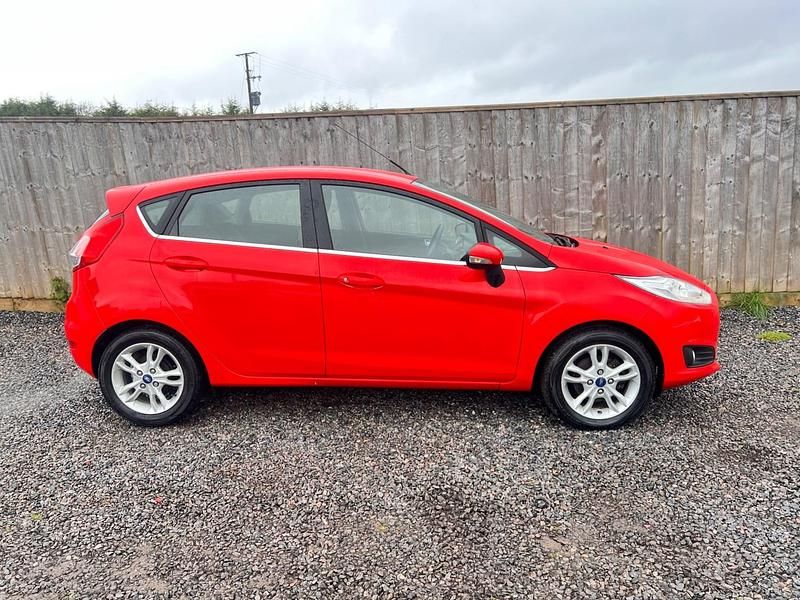 Used Ford Fiesta Zetec 100 HP (73 kW) 2016 Red Hatchback