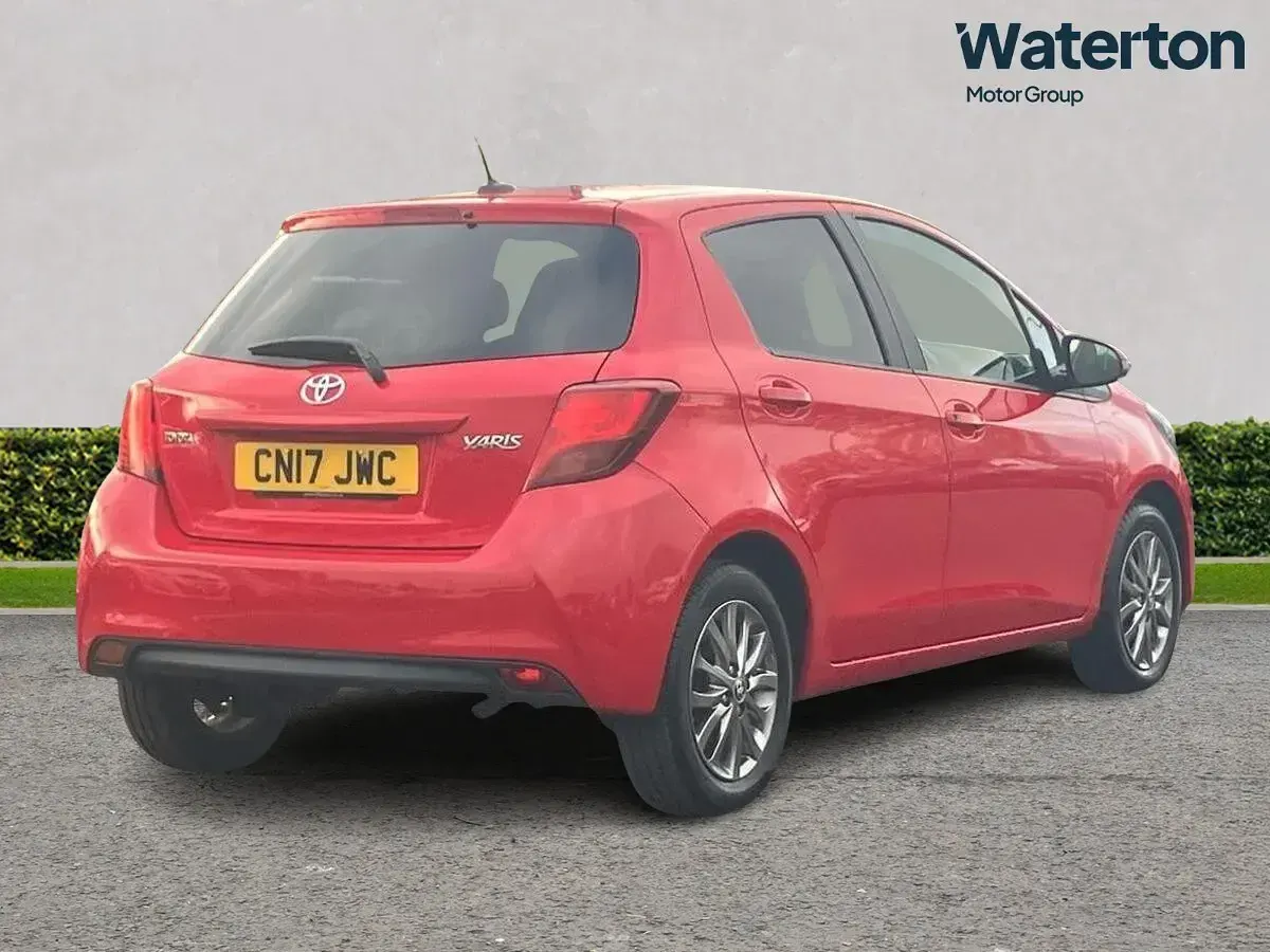 Used Toyota Yaris 99 HP (72 kW) 2017 Red Hatchback