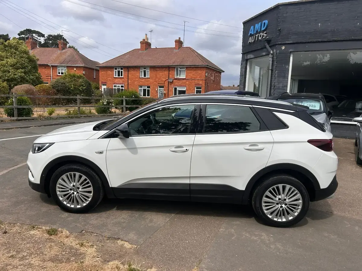Used Vauxhall Grandland X Sport 130 HP (95 kW) 2019 White SUV
