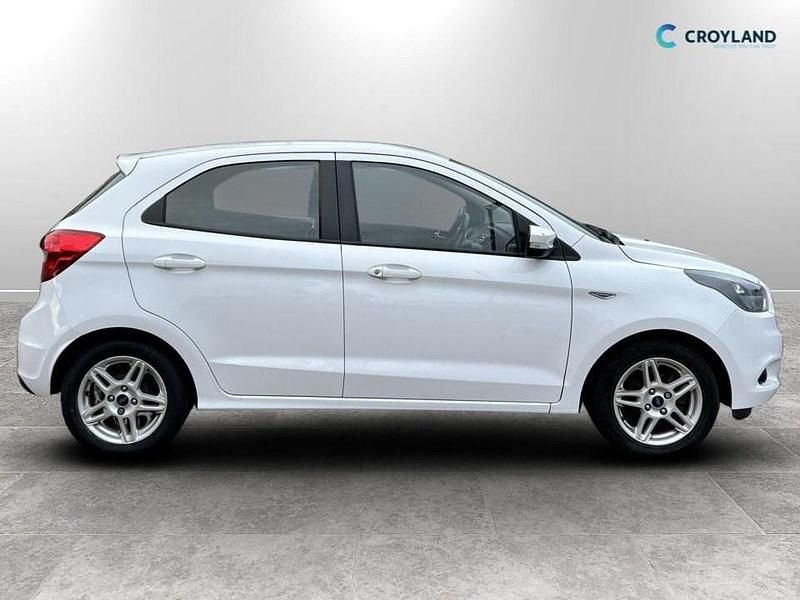 Used Ford Ka Plus Zetec 70 HP (51 kW) 2017 White Hatchback