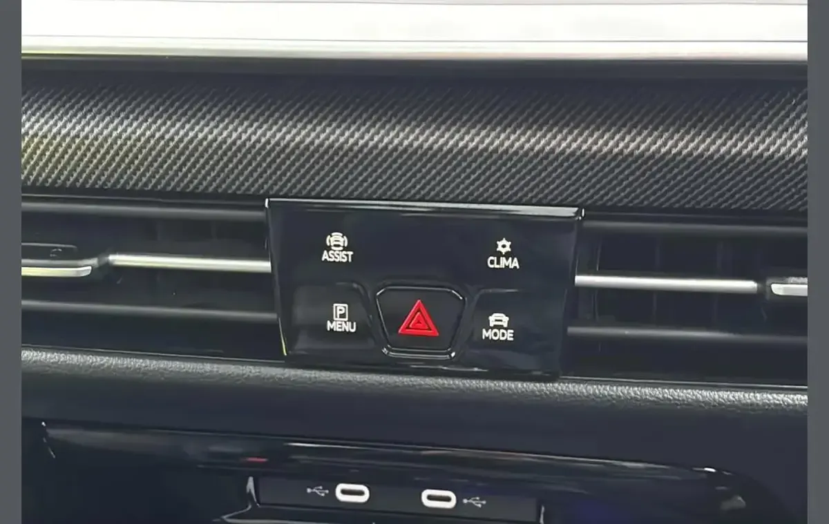 Second-hand VW Golf VIII R-line 150 CP (110 kW) 2025 Gri Hatchback