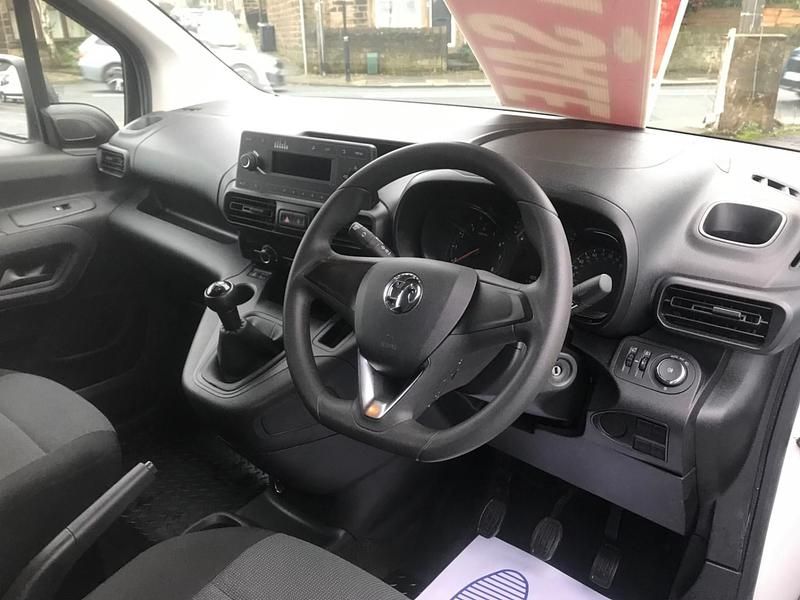 Used Vauxhall Combo Edition 100 HP (73 kW) 2021 White Van