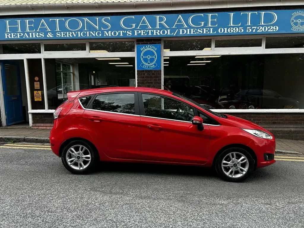 Usado Ford Fiesta Zetec 82 HP (60 kW) 2014 Vermelho Citadino