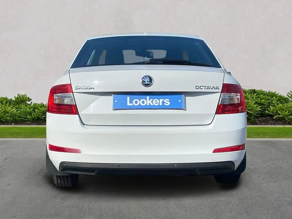 Used Skoda Octavia SE 140 HP (102 kW) 2015 White Estate