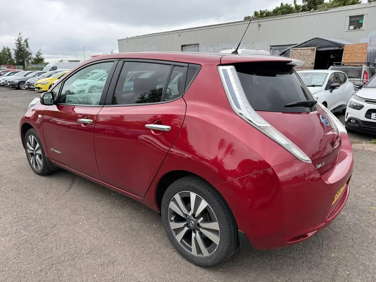 Used Nissan Leaf Tekna 80 kW (109 HP) 2016 Red Hatchback