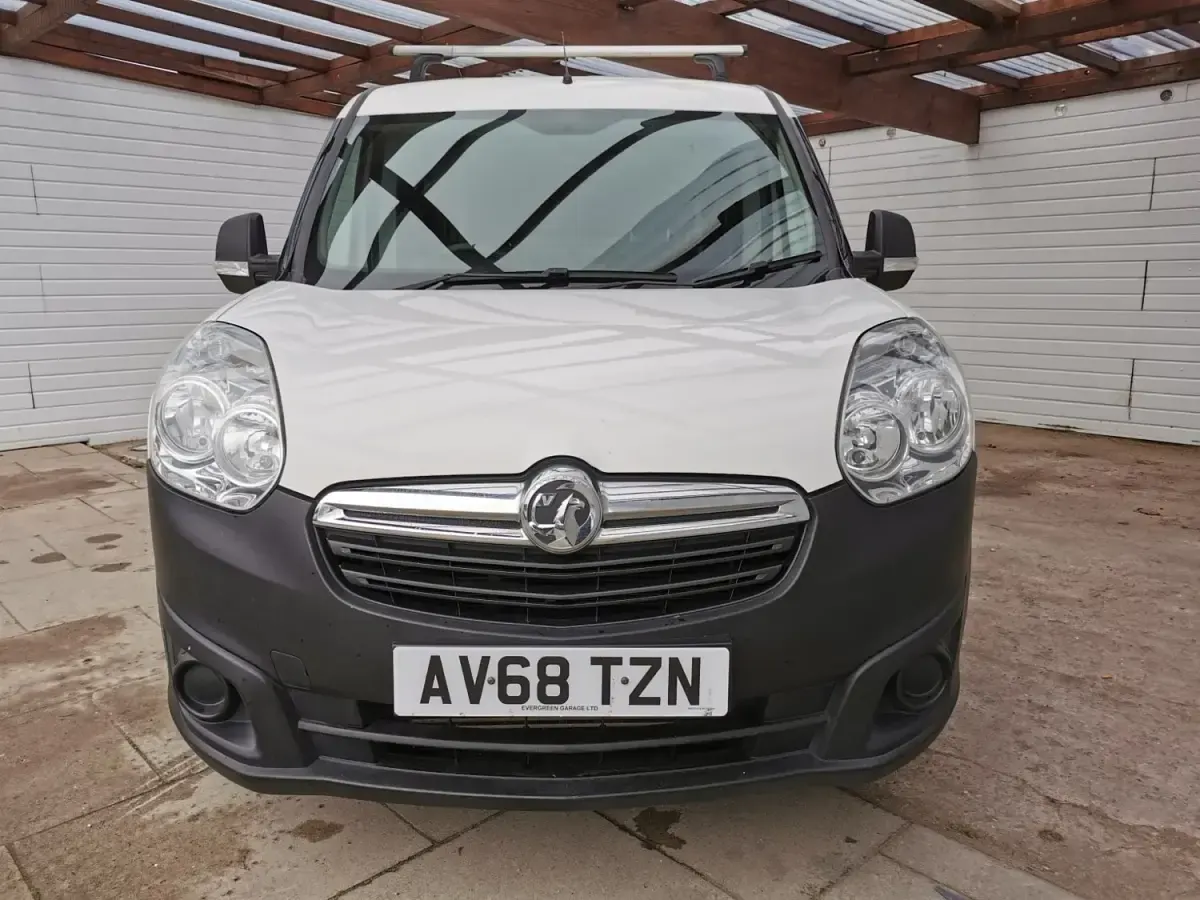Begagnad Vauxhall Combo 95 HK (69 kW) 2018 Vit Minibuss