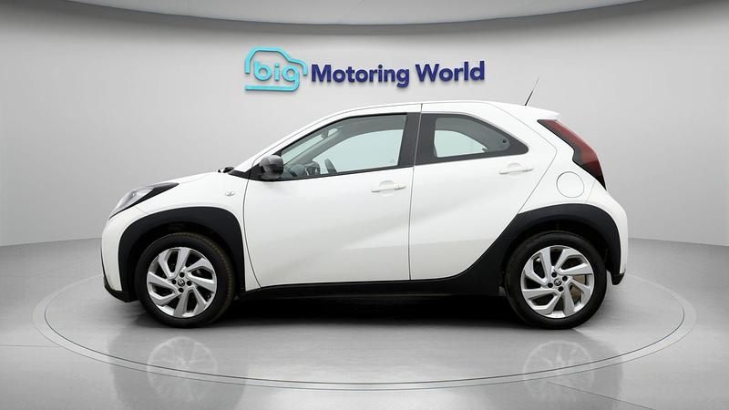 Used Toyota Aygo X PURE 71 HP (52 kW) 2023 White SUV