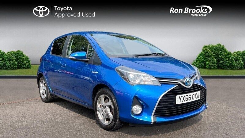 Blue Used 2016 Toyota Yaris Hybrid Hatchback | £11,106 (Fair price) - Image 1/4
