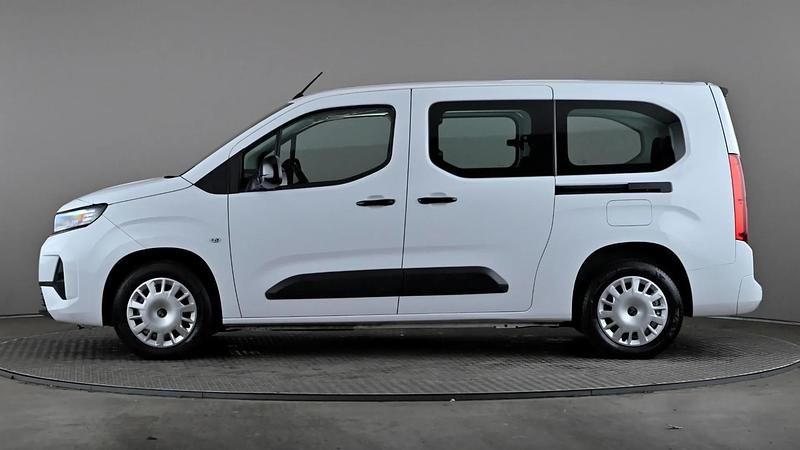 Used Vauxhall Combo Design Edition 100 kW (136 HP) 2025 White MPV