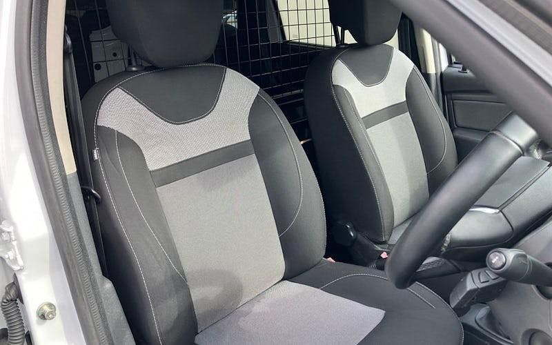 Used Dacia Duster Lauréate 109 HP (80 kW) 2017 White Estate