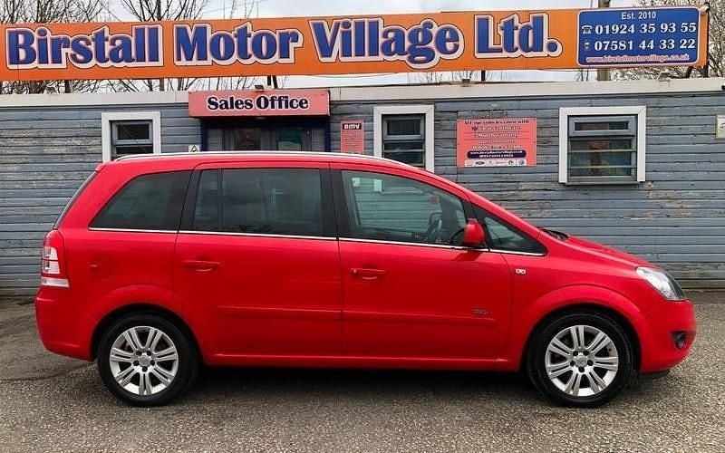 Used Vauxhall Zafira Design Edition 116 HP (85 kW) 2013 Red MPV