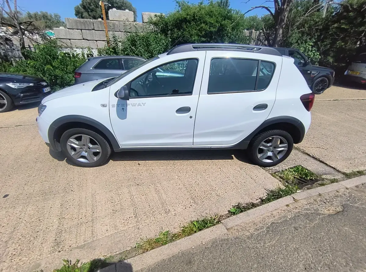 Used Dacia Sandero Lauréate 90 HP (66 kW) 2017 White Hatchback