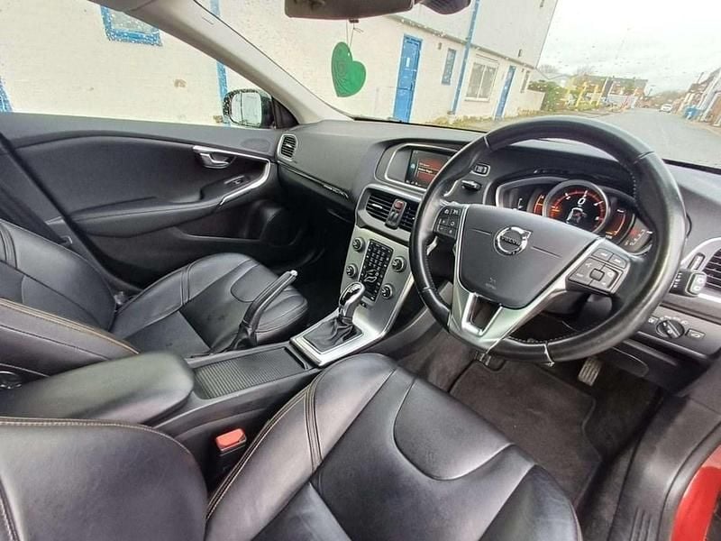 Used Volvo V40 Pro 120 HP (88 kW) 2017 Red Hatchback