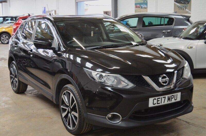 Black Used 2017 Nissan Qashqai Tekna SUV | £8,495 (Good price) - Image 1/4