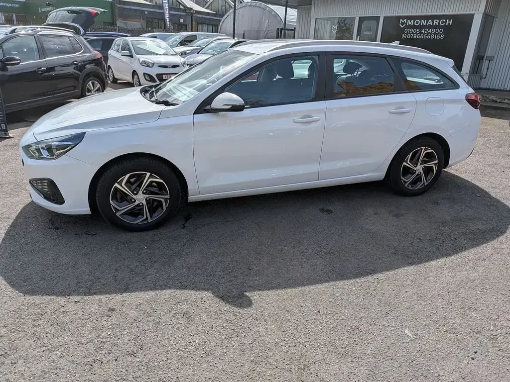 Used Hyundai i30 SE 115 HP (84 kW) 2021 White Estate