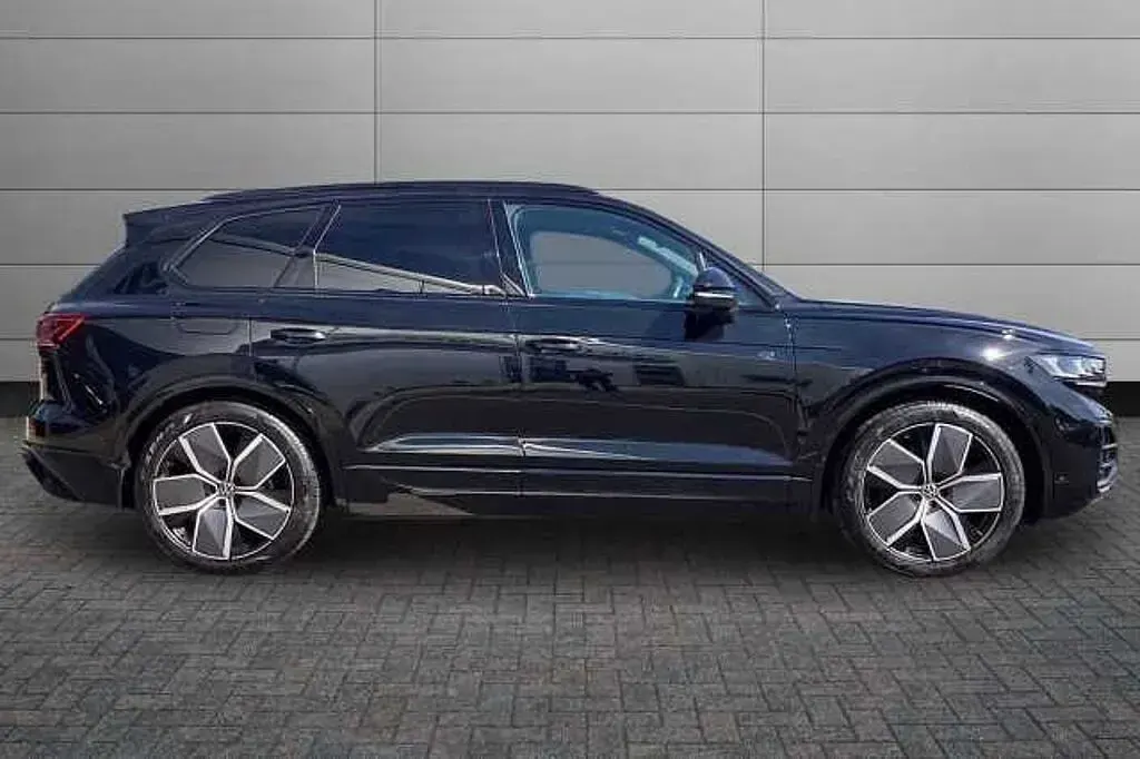 Used VW Touareg Black Edition 286 HP (210 kW) 2026 Grenadilla black SUV