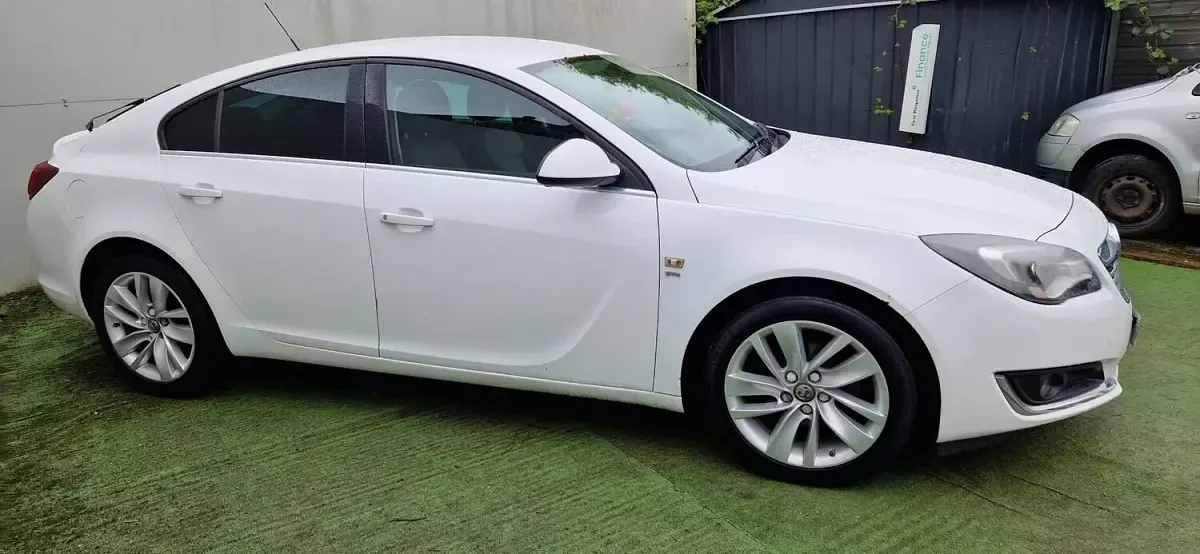 Used Vauxhall Insignia SRi 140 HP (102 kW) 2015 White Hatchback