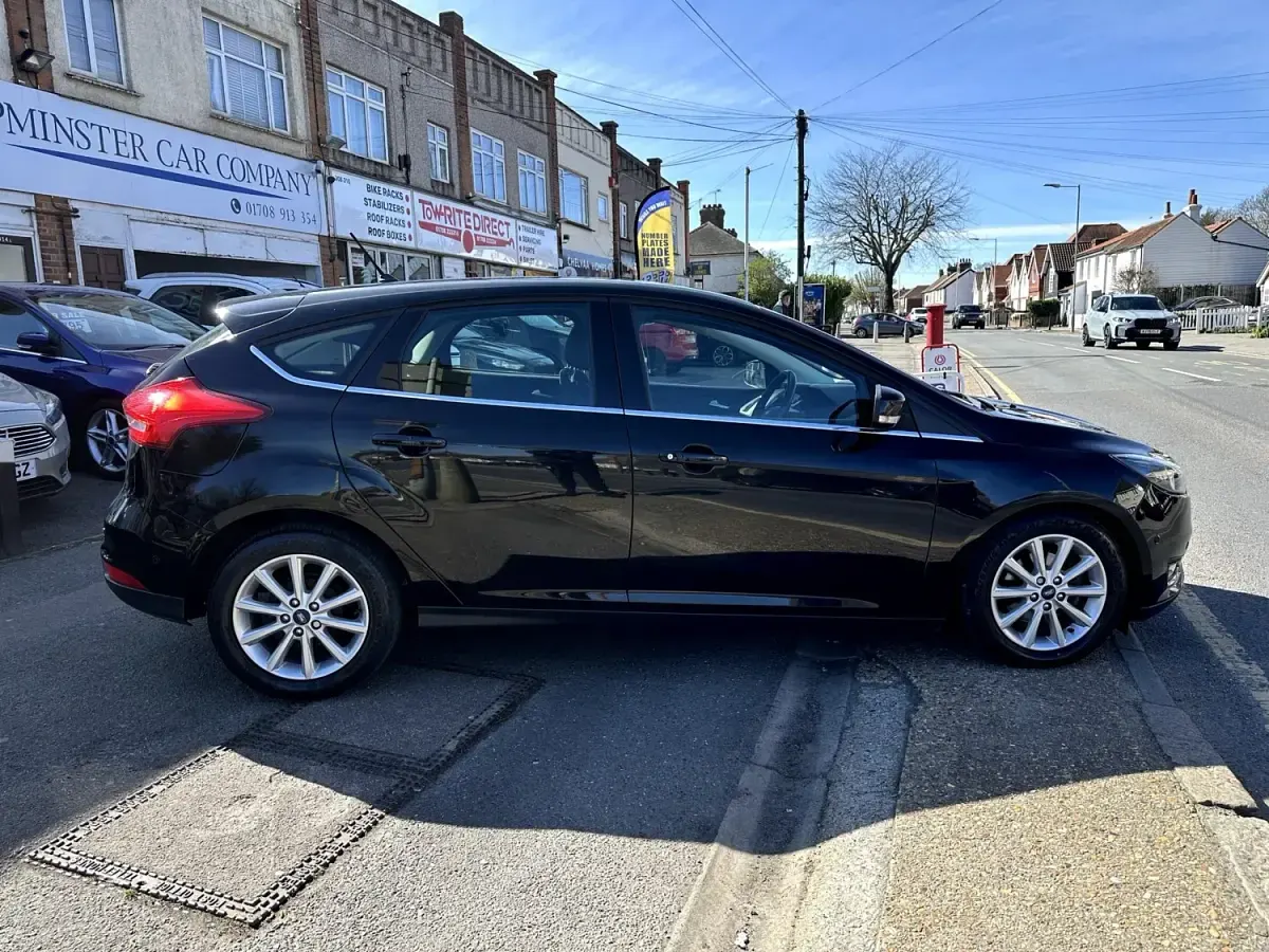 Używany Ford Focus Titanium 125 KM (91 kW) 2017 Czarny Hatchback