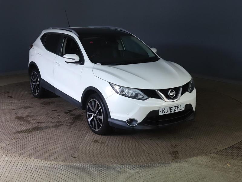 White Used 2016 Nissan Qashqai Tekna SUV | £4,990 (Fair price) - Image 1/4