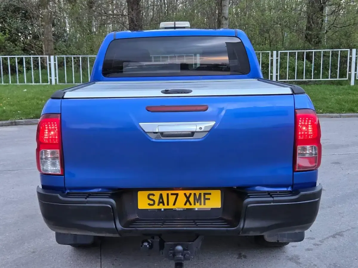 Used Toyota HiLux 150 HP (110 kW) 2017 Blue Pickup