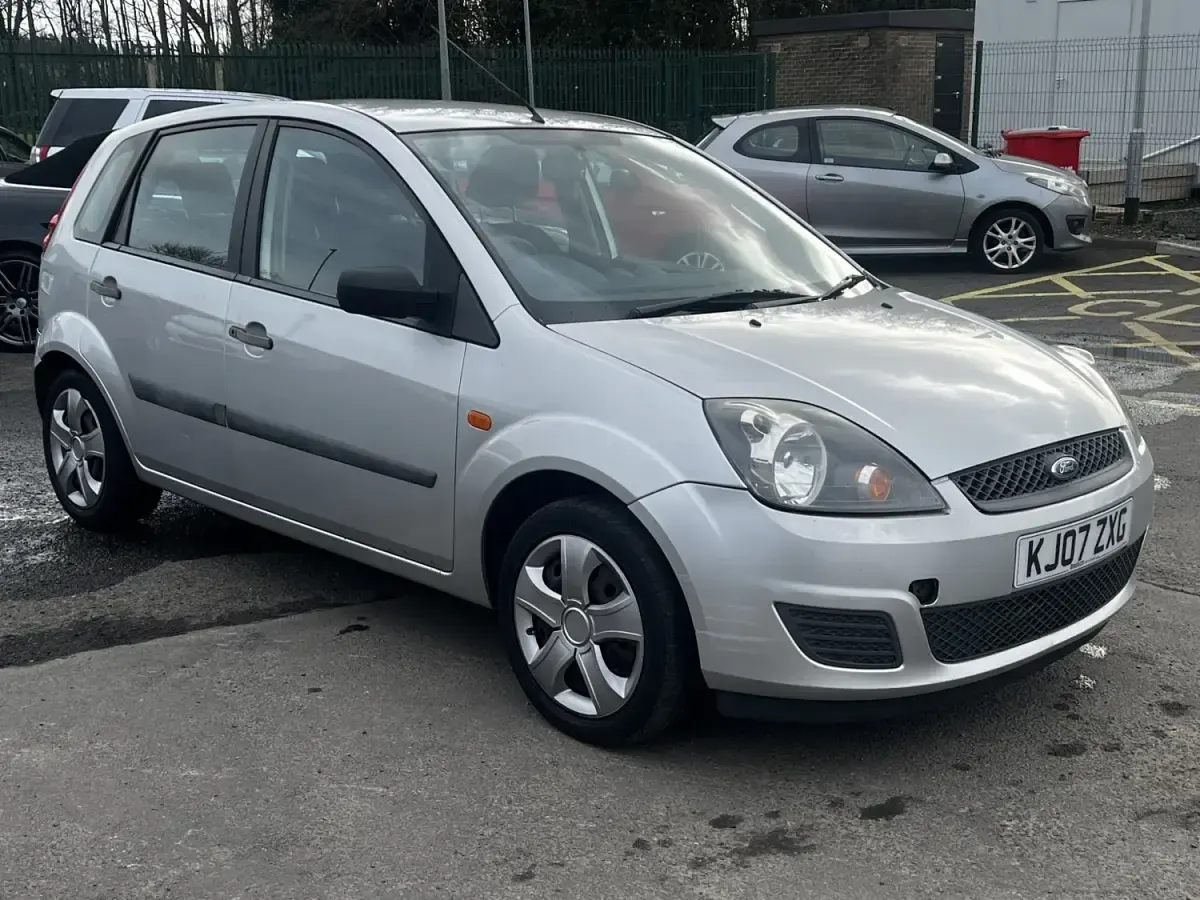 Usado Ford Fiesta Style 75 CV (55 kW) 2007 Plateado Utilitario