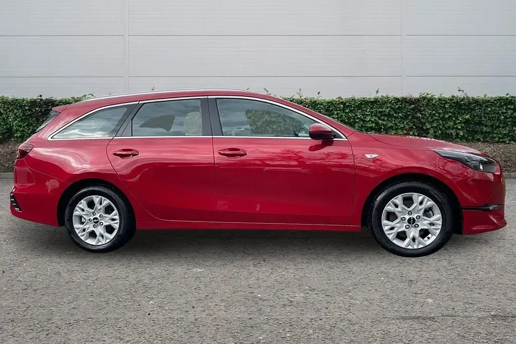 Usado Kia Ceed 138 HP (101 kW) 2025 Vermelho Citadino
