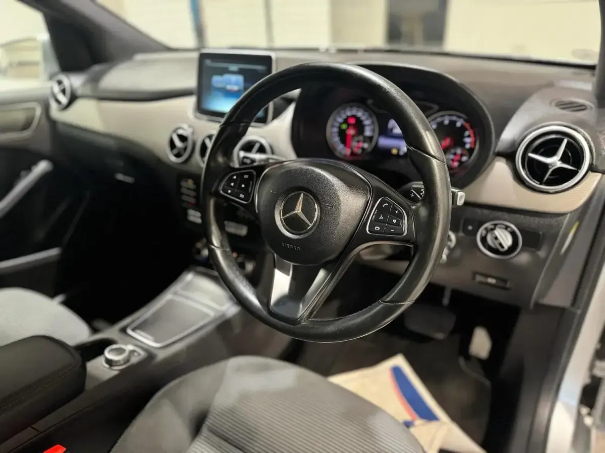 Used Mercedes B180 Premium 122 HP (89 kW) 2015 White Hatchback