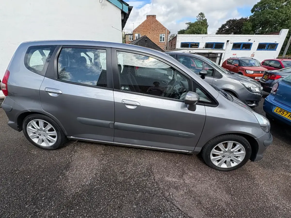Used Honda Jazz SE 83 HP (61 kW) 2005 Silver Hatchback
