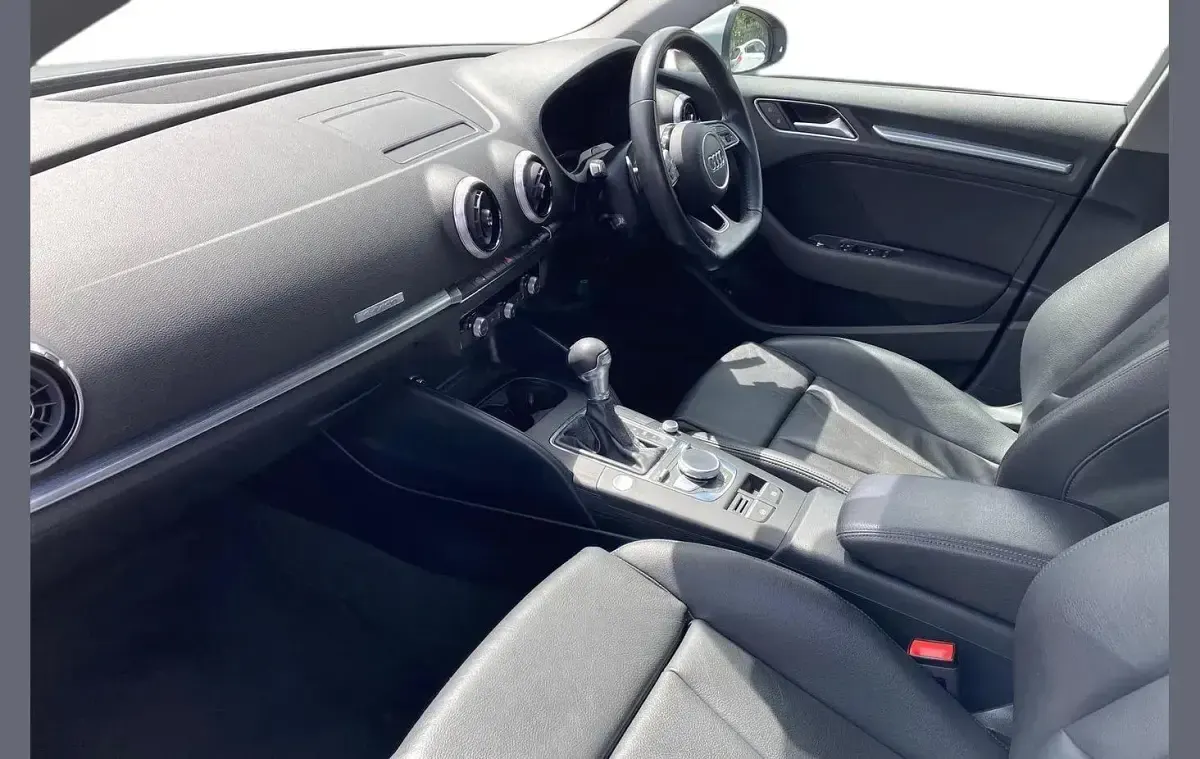 Used Audi A3 e-tron Advanced 200 HP (147 kW) 2020 Silver Hatchback