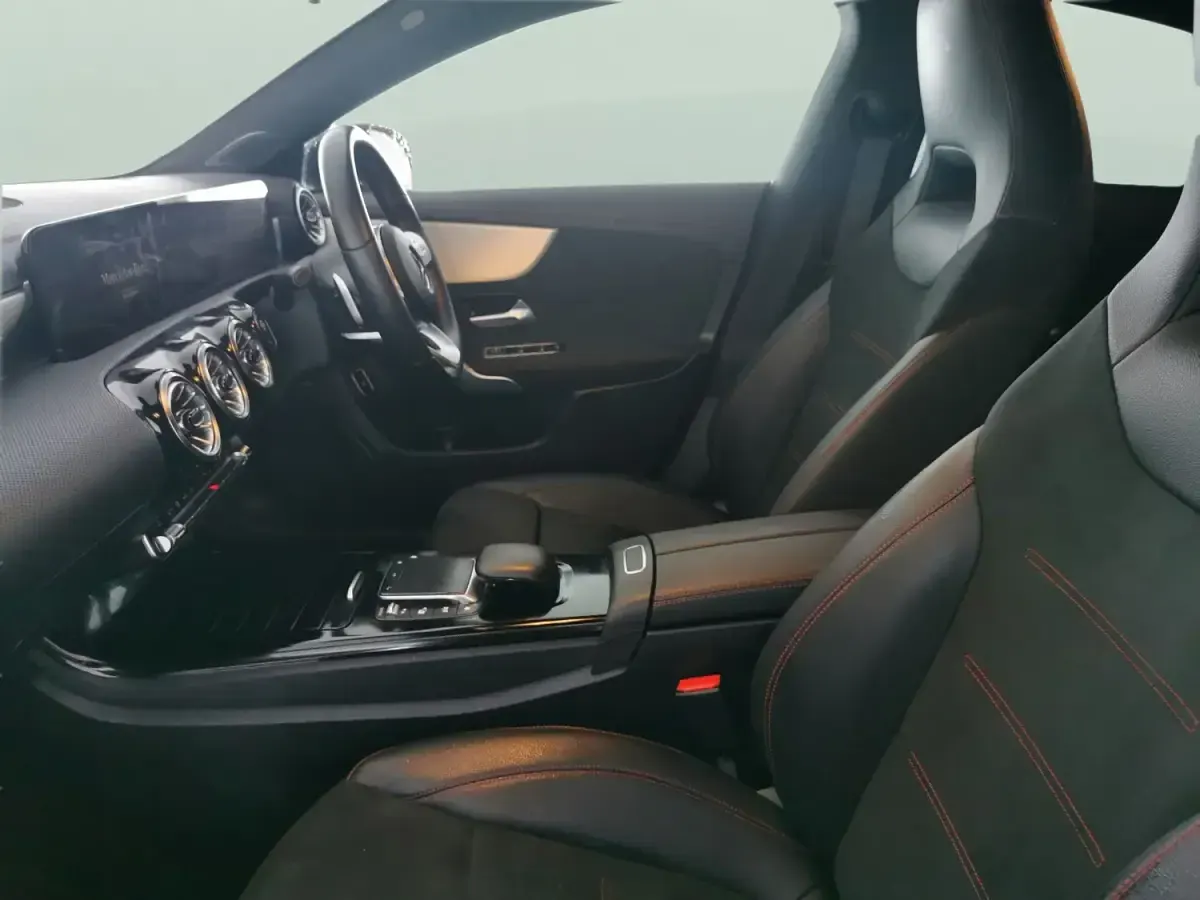 Begagnad Mercedes CLA200 Executive 2023 Röd Sportkupé