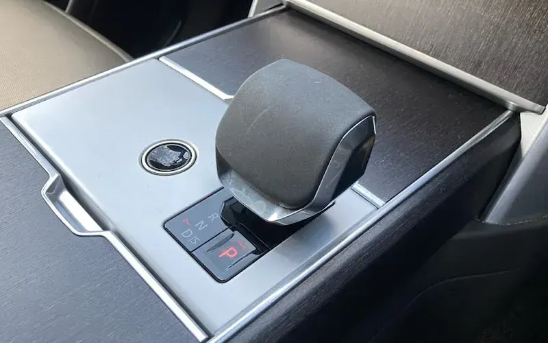 Used Land Rover Range Rover SE 300 HP (220 kW) 2023 Eiger grey SUV