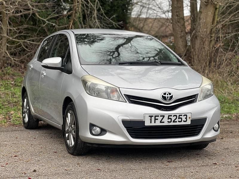Used Toyota Yaris 99 HP (72 kW) 2014 Silver Hatchback