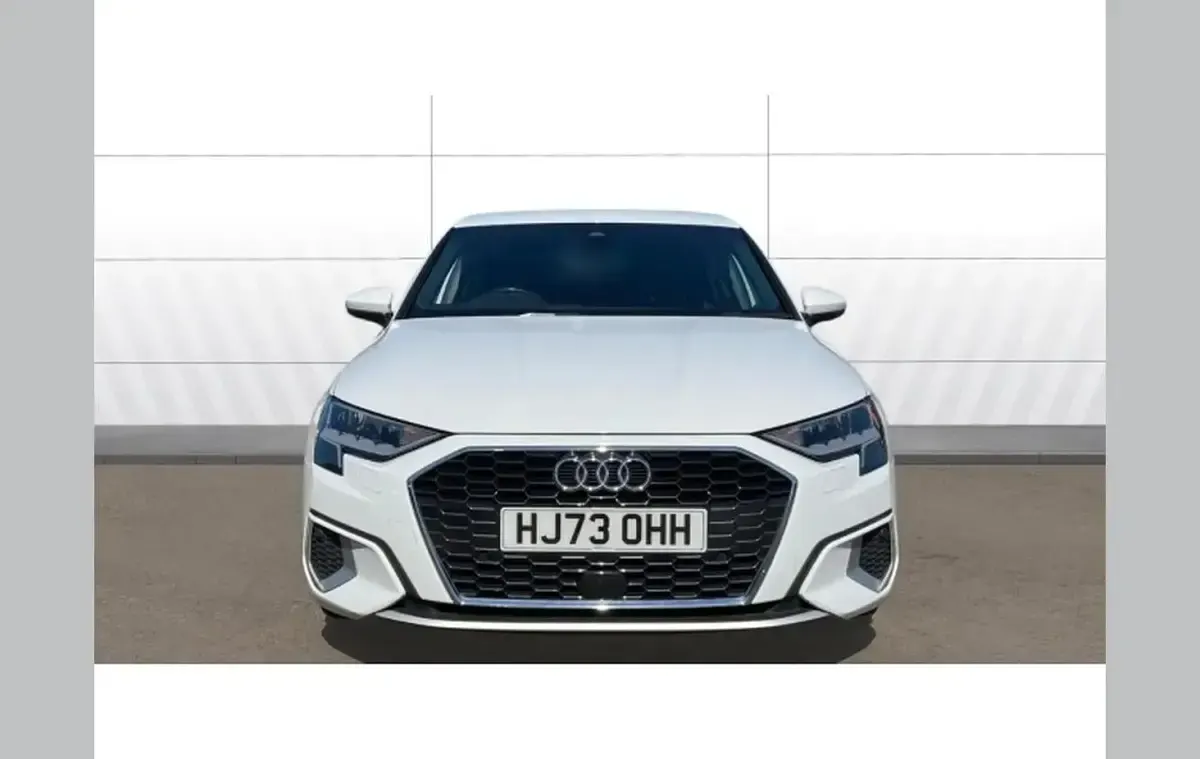 Begagnad Audi A3 Sport 150 HK (110 kW) 2023 Vit Sedan
