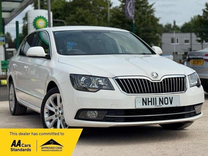 White Used 2014 Skoda Superb Elegance Hatchback | £6,300 - Image 1/4