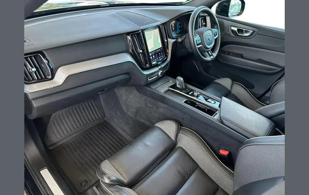 Used Volvo XC60 R-Design 247 HP (181 kW) 2022 Black SUV