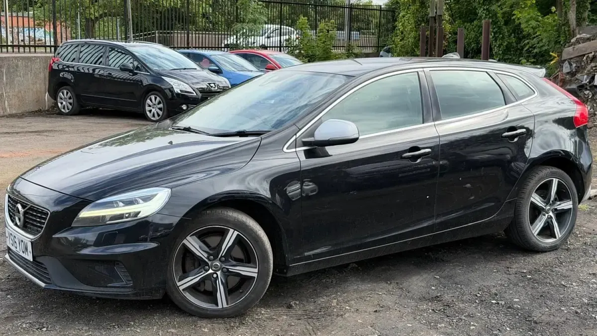 Käytetty Volvo V40 R-Design 190 HP (139 kW) 2016 Musta Viistoperä