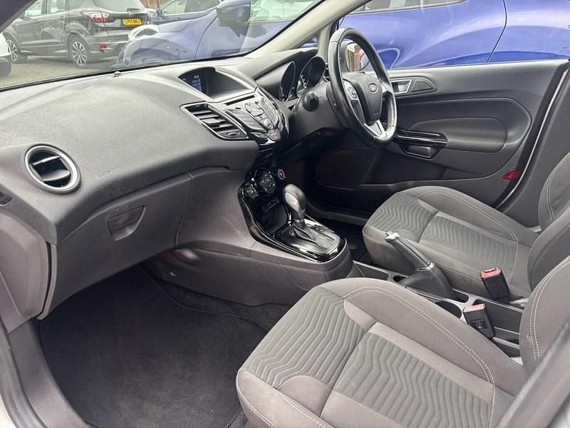 Used Ford Fiesta Zetec 105 HP (77 kW) 2016 Silver Hatchback