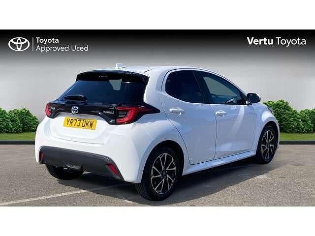 Used Toyota Yaris Hybrid Design 116 HP (85 kW) 2023 White Hatchback