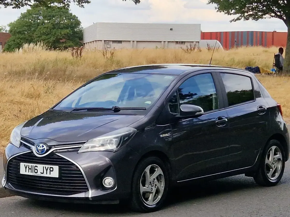 Used Toyota Yaris 100 HP (73 kW) 2016 Grey Hatchback
