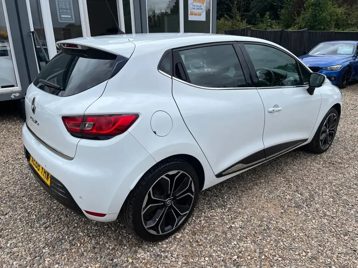 Used Renault Clio Iconic 75 HP (55 kW) 2018 White Hatchback