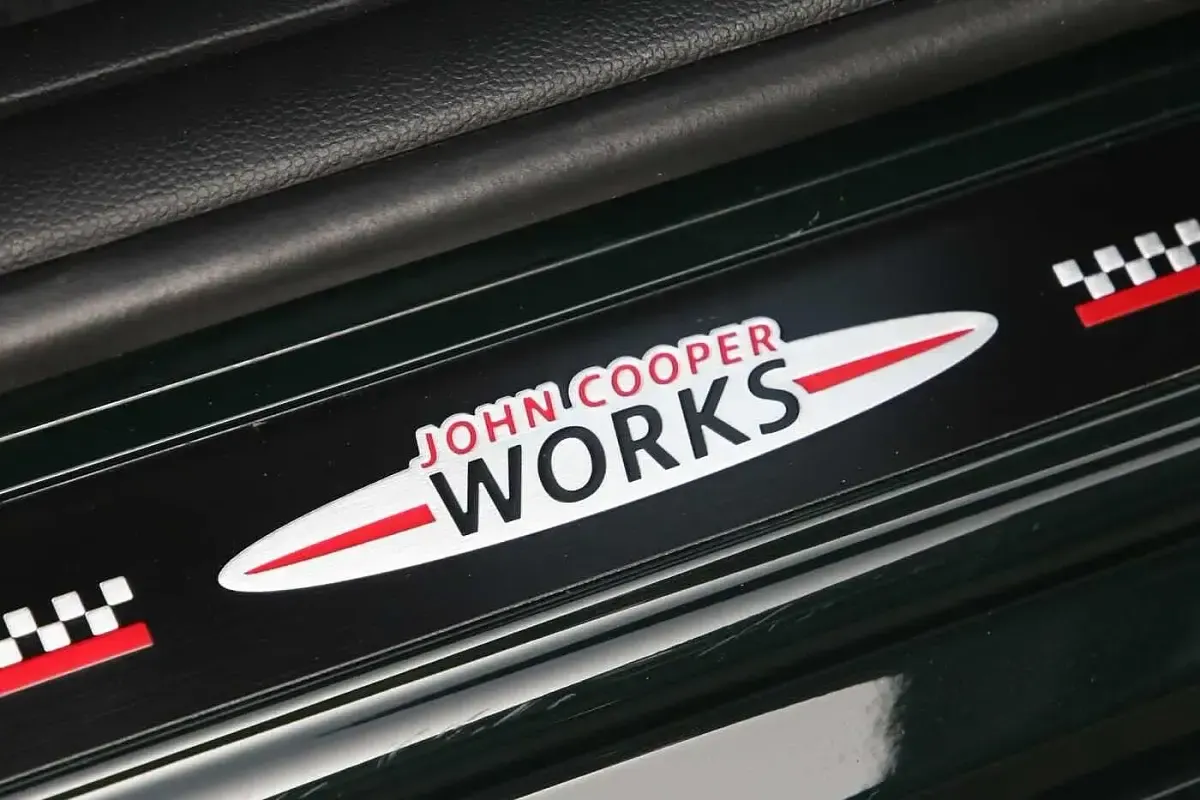 Begagnad Mini John Cooper Works Hatch 2022 Grön Halvkombi