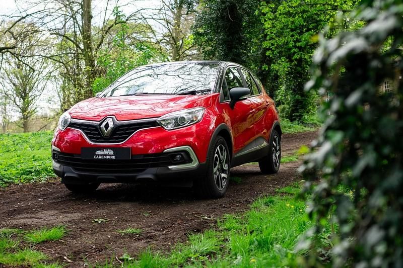 Used Renault Captur Iconic 90 HP (66 kW) 2019 Red SUV