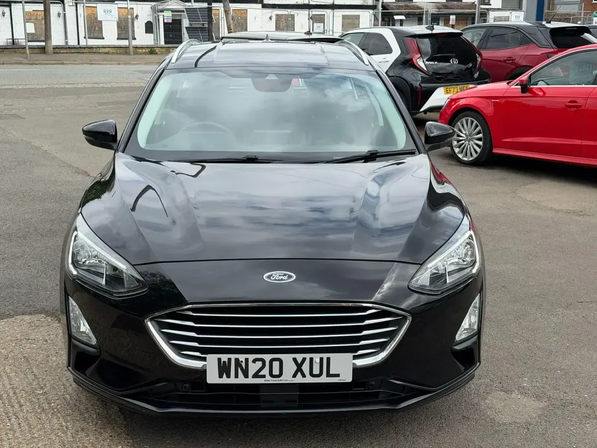 Begagnad Ford Focus Titanium 2020 Svart Kombi