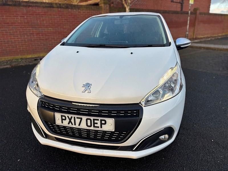 Used Peugeot 208 2017 White Hatchback
