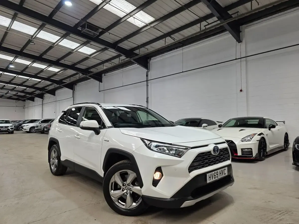 Used Toyota RAV4 Design 218 HP (160 kW) 2019 White SUV