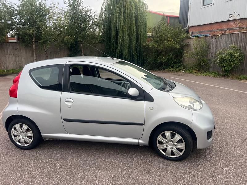 Used Peugeot 107 68 HP (50 kW) 2010 Silver Hatchback