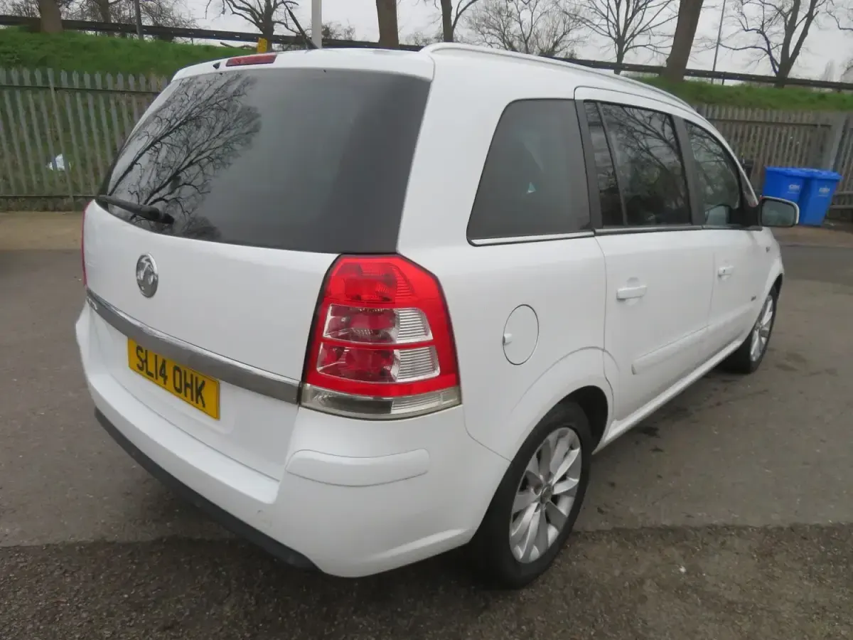 Used Vauxhall Zafira Design Edition 120 HP (88 kW) 2014 White MPV