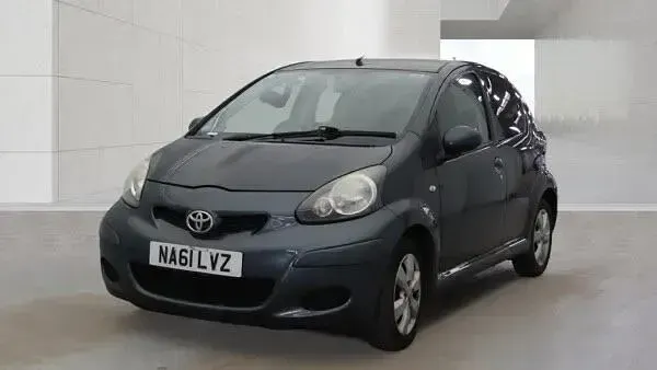 Begagnad Toyota Aygo 2011 Grå Halvkombi
