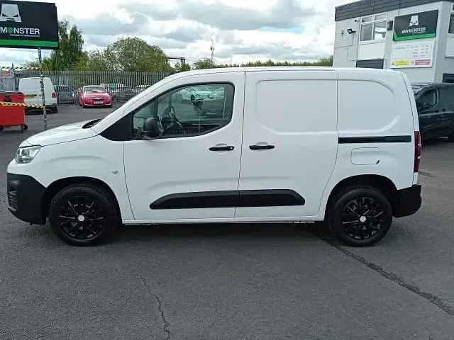 Używany Citroën Berlingo 100 KM (73 kW) 2022 Biały Minivan